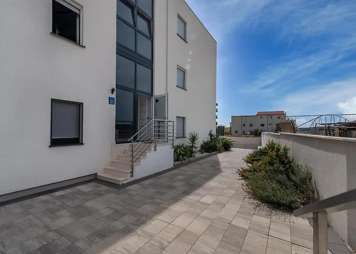 Lorena شقة تروغير